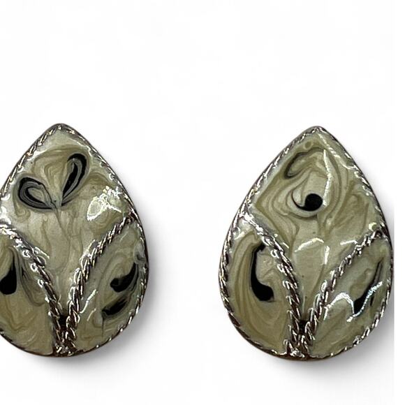 Vintage Enamel Cream Gray Tan Pierced Earrings, Gold Tone Rope edge Made in USA - Picture 4 of 4